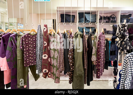 HONG KONG - le 26 janvier 2016 : l'intérieur de magasin Marimekko à éléments Shopping Mall. Marimekko est une entreprise finlandaise basée à Helsinki qui a fait im Banque D'Images