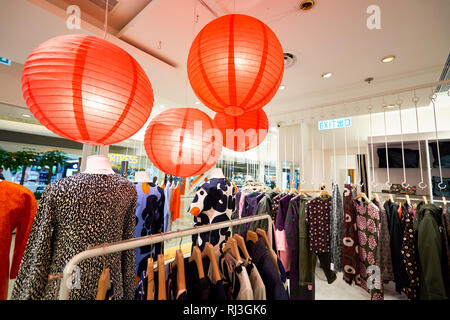 HONG KONG - le 26 janvier 2016 : l'intérieur de magasin Marimekko à éléments Shopping Mall. Marimekko est une entreprise finlandaise basée à Helsinki qui a fait im Banque D'Images