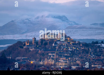Le Château de Stirling et ville de Stirling au crépuscule avec la montagne enneigée (Stuc a Chroin ) à distance Banque D'Images