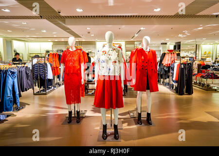 HONG KONG - le 27 janvier 2016 : l'intérieur du magasin Zara éléments au centre commercial. Éléments est un grand centre commercial situé sur 1 Austin Road West, Tsim Sh Banque D'Images