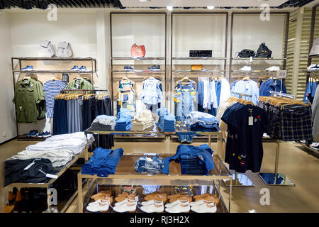 HONG KONG - le 27 janvier 2016 : l'intérieur du magasin Zara éléments au centre commercial. Éléments est un grand centre commercial situé sur 1 Austin Road West, Tsim Sh Banque D'Images