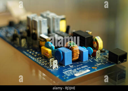 Pièce de matériel électronique - divers composants électronique monté sur CI - circuit imprimé. Banque D'Images