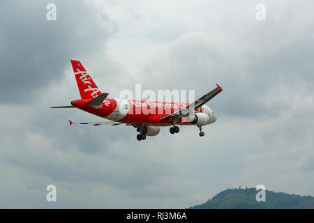 AirAsia Airbus vole au-dessus Banque D'Images