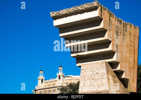 Monument de chef politique Catalan Francesc Cmai‡ par le sculpteur Josep Maria Subirachs à PlaÁa de Catalunya. Barcelone, Espagne. Banque D'Images
