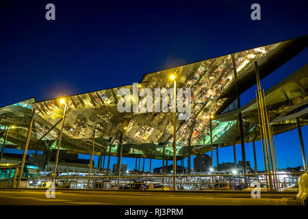 Mercat dels Encants, marché d'occasion de Barcelone et de tramway, transports publics, Catalogne, Espagne Banque D'Images