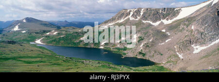 USA, Wyoming, forêt nationale de Shoshone, des prairies verdoyantes entourent le lac Gardner pendant que sommets de montagnes Beartooth se retirer à la distance. Banque D'Images
