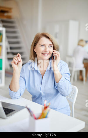 Femme mature parlant par téléphone Banque D'Images