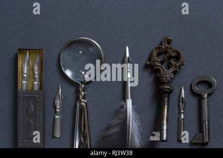 Vintage écrit situé sur un fond de carton gris Banque D'Images