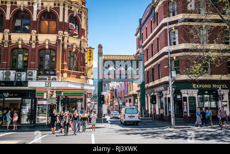 3e janvier 2019, Melbourne, Australie : personnes à pied et l'entrée de Chinatown arches sur Little Bourke Street à Melbourne, Australie Banque D'Images