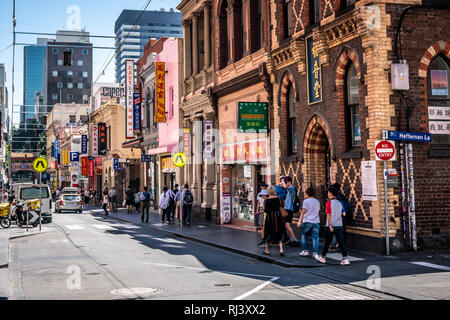 3e janvier 2019, Melbourne, Australie : People walking in Chinatown Little Bourke Street, avec des magasins à Melbourne, Australie Banque D'Images