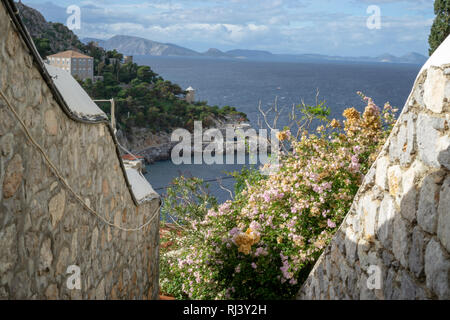 La vue du haut de l'île d'Hydra est inoubliable. Banque D'Images