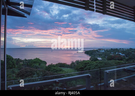 Darwin, Territoire du Nord, Australia-November 17,2017 : Superbe coucher du soleil chaud sur le port depuis le balcon avec le ​Navy marina à Darwin, Australie Banque D'Images