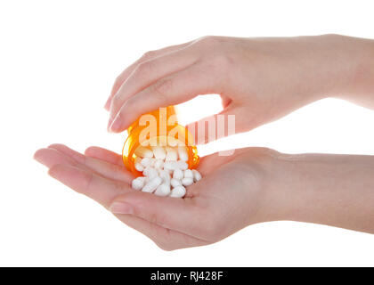 Young caucasian hand pouring pills la douleur de prescription bouteille dans d'autres part. Épidémie d'opioïdes Banque D'Images