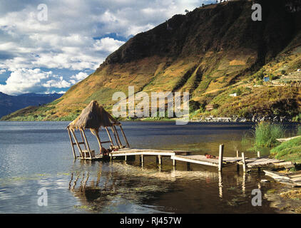 Laver les vêtements au lac ati ?n, San Antonio Palopo, Guatemala Banque D'Images