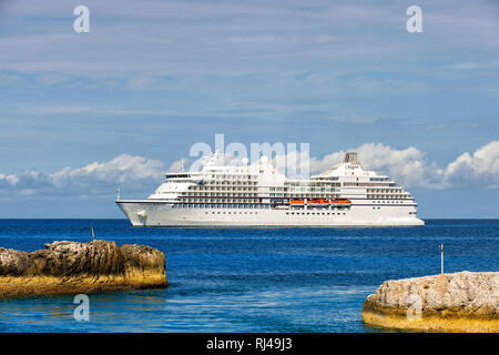 Great Stirrup Cay, Bahamas-January 08, 2016 : grand navire de croisière de luxe Seven Seas Navigator ancrée en mer près de Great Stirrup Cay, Bahamas Banque D'Images