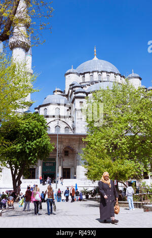 Istanbul, Turquie : Les gens passent devant la nouvelle mosquée (Yeni Camii) construit entre 1660 et 1665, une mosquée impériale ottomane dans le quartier d'Eminönü, sur la