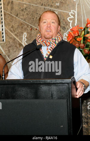 New York, USA. 01 Nov, 2011. Mario Batali au mardi 1 Nov 2011 Banque alimentaire pour les lumières de la ville de New York l'Empire State Building Orange pour la sensibilisation à la faim à l'Empire State Building à New York, USA. Crédit : Steve Mack/S.D. Mack Photos/Alamy Banque D'Images