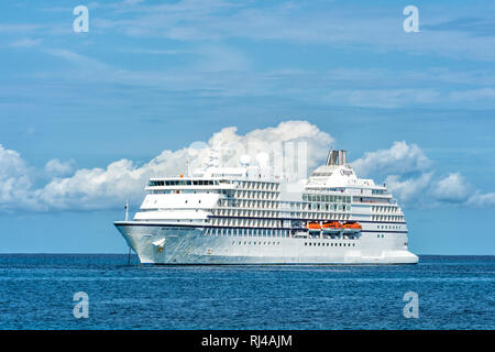 Great Stirrup Cay, Bahamas-January 08, 2016 : grand navire de croisière de luxe Seven Seas Navigator ancrée en mer près de Great Stirrup Cay, Bahamas Banque D'Images