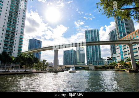 Le centre-ville de Miami, le long de la rivière Miami Brickell Key inlet avec en arrière-plan et les croisières yacht ander le pont Banque D'Images