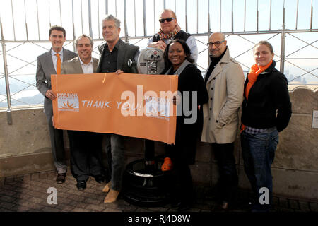 New York, USA. 01 Nov, 2011. Ken Biberaj, Michael Lomonaco, Anthony Bourdain, Mario Batali, Margarette Purvis, Stanley Tucci et April Bloomfield, poser sur le pont d'observation à l'Mardi, 1 nov., 2011 Banque alimentaire pour les lumières de la ville de New York l'Empire State Building Orange pour la sensibilisation à la faim à l'Empire State Building à New York, USA. Crédit : Steve Mack/S.D. Mack Photos/Alamy Banque D'Images