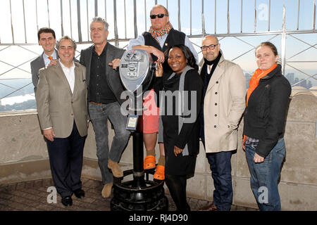 New York, USA. 01 Nov, 2011. Ken Biberaj, Michael Lomonaco, Anthony Bourdain, Mario Batali, Margarette Purvis, Stanley Tucci, April Bloomfield, poser sur le pont d'observation à l'Mardi, 1 nov., 2011 Banque alimentaire pour les lumières de la ville de New York l'Empire State Building Orange pour la sensibilisation à la faim à l'Empire State Building à New York, USA. Crédit : Steve Mack/S.D. Mack Photos/Alamy Banque D'Images