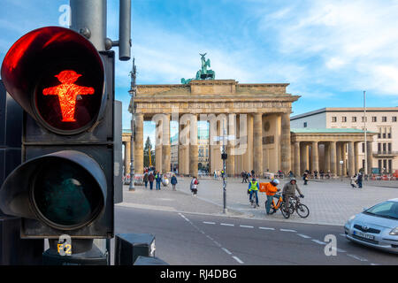 Berlin Ampelmann Ampelmännchen piétons lumière lumières passage piétons Platz des 18. März à Porte de Brandebourg (Brandenburger Tor) Banque D'Images