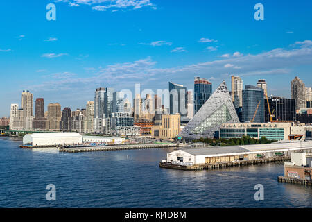 New York à Manhattan, avec des quais le long de la côte et les navires VIA 57 Ouest, un bâtiment résidentiel en forme de pyramide par Bjarke Ingels. Banque D'Images