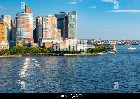 Lower Manhattan skyline de New York City à partir de la rivière Hudson sur un soir d'automne ensoleillé. Banque D'Images