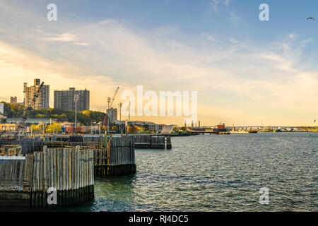 Staten Island Ferry Dock/Terminal de New York avec des toits de bâtiments de grande hauteur à l'arrière-plan. Banque D'Images