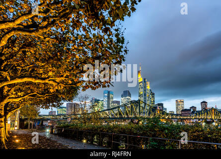 Deutschland, Hessen, Frankfurt am Main, Eisernem Bankenviertel, Skyline mit der ?Abendd Steg en mmerung Banque D'Images