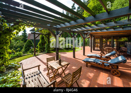 Vous pourrez vous détendre dans le jardin pergola Banque D'Images