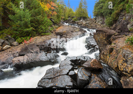 Amérique du Nord, Canada, Ontario, Ragged Falls Provincial Park, Ragged Falls, rivière Oxtongue Banque D'Images