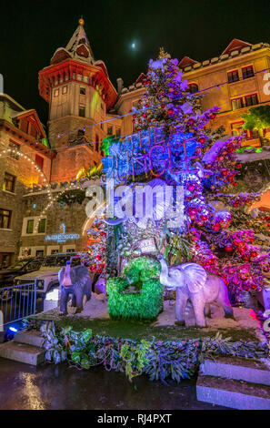 2018 nouvel an de décoration, Badrutt's Palace Hotel la nuit, Suisse Banque D'Images