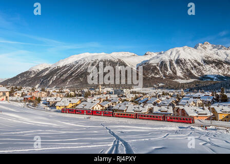 Rhaetian Railway à Celerina Schlarigna en hiver, Graubuenden, Suisse Banque D'Images