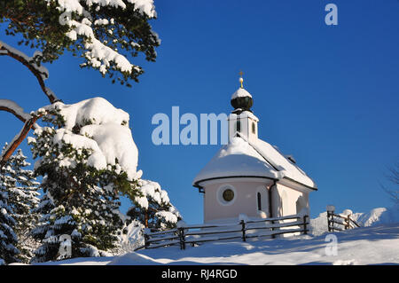 Deutschland, Bayern, Isartal, Mittenwald, Winterlandschaft, Lautersee, Kapelle Banque D'Images