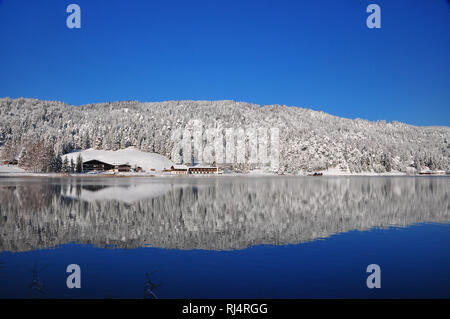 Deutschland, Bayern, Isartal, Mittenwald, Winterlandschaft, Lautersee, Wasserspiegelung Banque D'Images