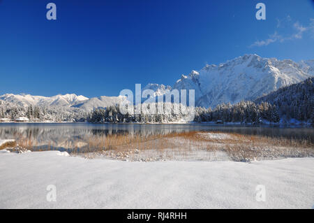 Deutschland, Bayern, Isartal, Mittenwald, Winterlandschaft, Lautersee, Bergspitzen Banque D'Images