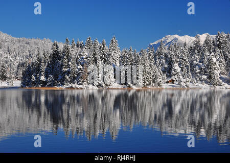 Deutschland, Bayern, Isartal, Mittenwald, Winterlandschaft, Lautersee, Wasserspiegelung Banque D'Images