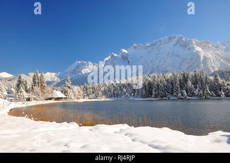 Deutschland, Bayern, Isartal, Mittenwald, Winterlandschaft, Lautersee, Bergspitzen Banque D'Images