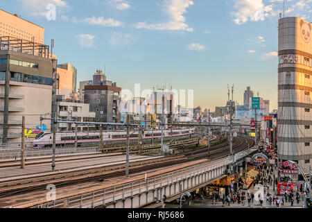 Paysage urbain au quartier des affaires d'Ueno à Dawn, Tokyo, Japon Banque D'Images