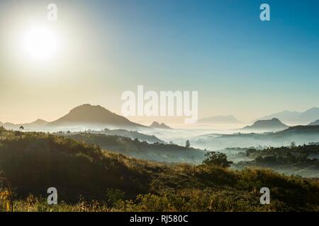 Brouillard sur les montagnes au lever du soleil, autour de Blantyre, Malawi Banque D'Images