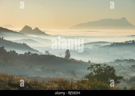 Brouillard sur les montagnes au lever du soleil, autour de Blantyre, Malawi Banque D'Images