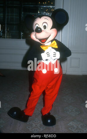 Los Angeles, CA - 12 DÉCEMBRE : Mickey Mouse assiste à la 53e édition du Déjeuner de Golden Apple le 12 décembre 1993, à l'hôtel Beverly Hilton à Beverly Hills, Californie. Photo de Barry King/Alamy Stock Photo Banque D'Images