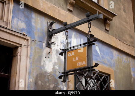 Mur bleu en entrée de bâtiment et fer à repasser Galeria pancarte accroché dans la vieille ville de Varsovie, 2013, Banque D'Images