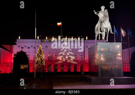 Illuminations de Noël Décoration en blanc et rouge, des lumières sur le palais présidentiel à Varsovie et statue équestre du prince Józef Poniatowski Banque D'Images
