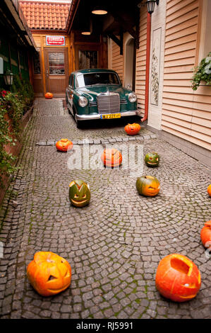 Citrouilles d'Halloween et vert vintage Mercedes Benz voiture en entrée de Podwale Piwna Kompania en vieille ville, Varsovie, Pologne, Banque D'Images