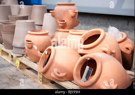 De nombreux pots d'argile sur des palettes en bois dans la région de marché, accessoires de jardin décoratif sur le terrain en place du marché de l'extérieur de la boutique, personne, objets dedicat Banque D'Images