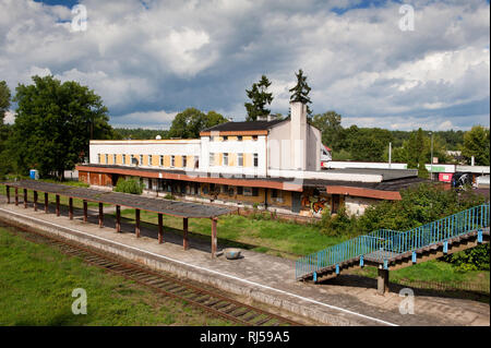 Ancienne gare délabrée à Ruciane-Nida, plates-formes vides et étapes attendent des passagers voyageant en Pologne, de l'architecture en vue de la ville, personne ne Banque D'Images