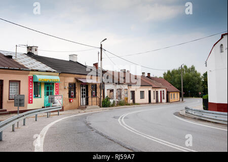 Maisons anciennes sur la route courbée en Pologne, Odrzywol ville, les plantes poussent sur un trottoir en vue de l'architecture de la porte, d'accueil, en extérieur de bâtiment, de jour nuageux, pas de Banque D'Images