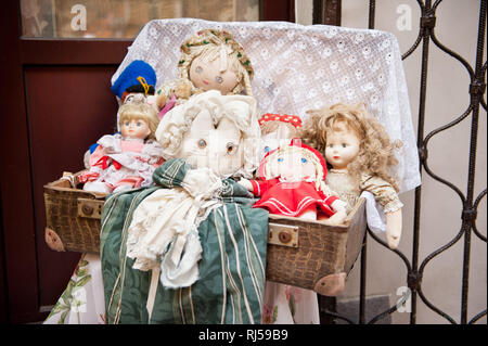 Des poupées de chiffon rétro collection jouets couché dans vieille valise, décoration dolly en Pologne, personne, Banque D'Images